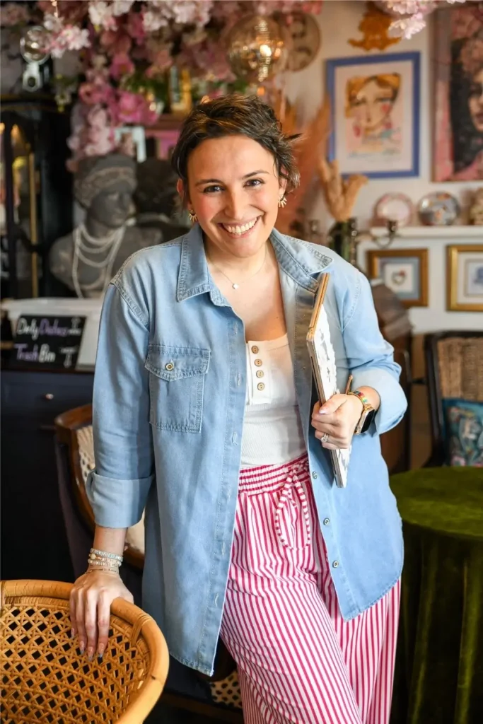 Francesca holding laptop | The Branding Fix